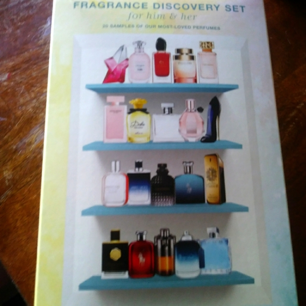 Parfume sampler set in box from Macy's